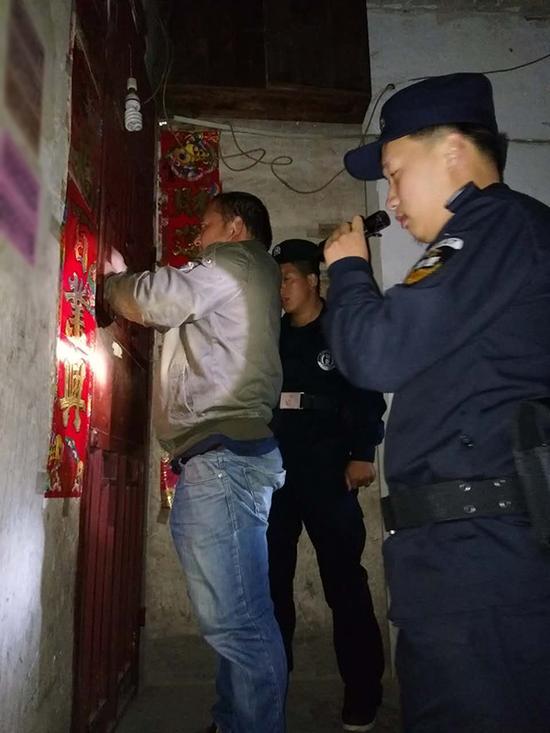 河北粗心妈妈误将幼女锁家中 