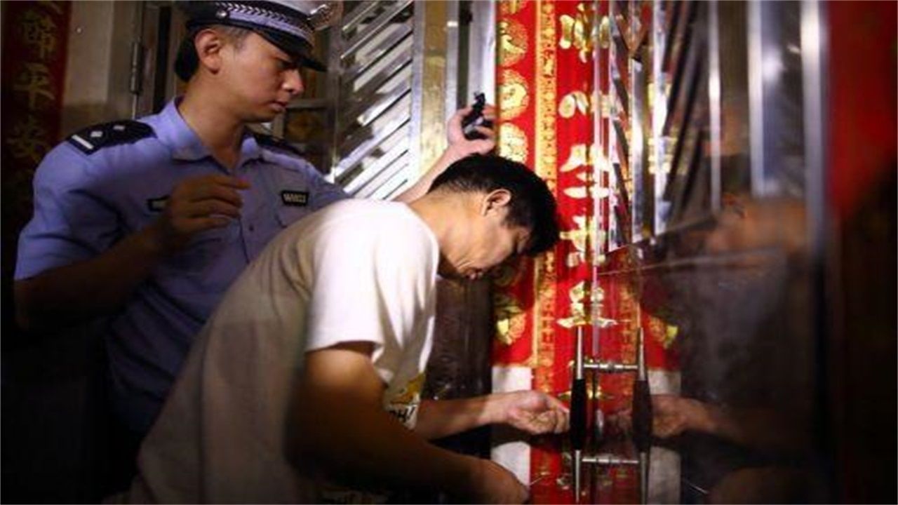 河北请开锁师傅开了锁后，师傅